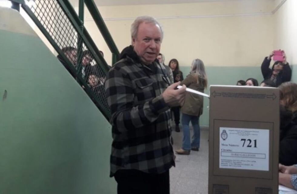 El candidato a gobernador por Santa Cruz Somos Todos votó junto a su candidata a diputada