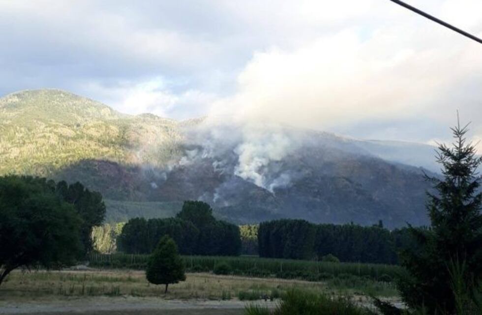 Lago Puelo: continúan los trabajos para apagar el incendio