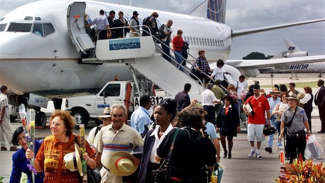 FILE - In this Nov. 1, 2001, file photo, the first passengers of the first flight of Continental Airlines from Miami Florida, arrives at the Jose Marti Airport of Havana, Cuba. The United States and Cuba have reached an understanding on restoring regularly scheduled commercial flights, Cuban and American officials said Wednesday, Dec. 16, 2016 on the eve of the anniversary of detente between the Cold War foes. (AP Photo/Jose Goitia, File) cuba la habana  cuba llegada primer vuelo comercial de continental airlines normalizacion relaciones entre cuba y eeuu