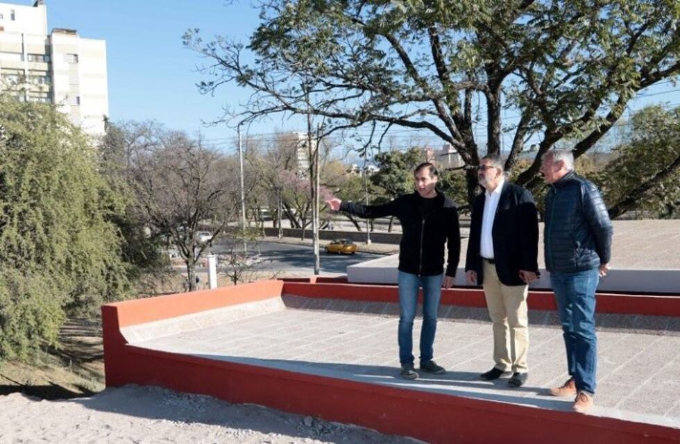 Realizan obras en la plaza de los Inmigrantes