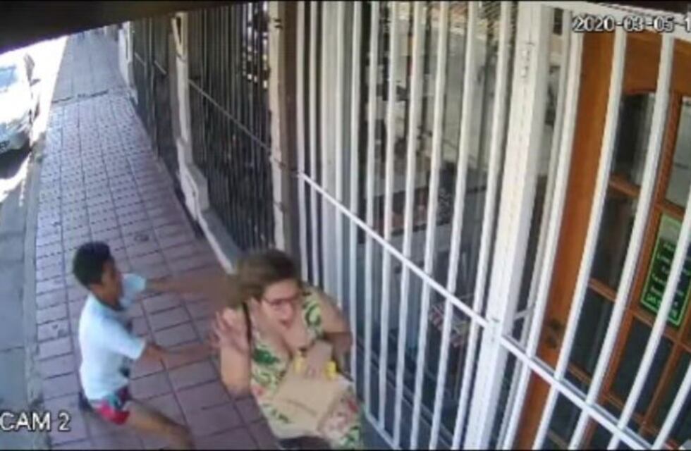 Una mujer fue asaltada mientras miraba la vidriera de un local