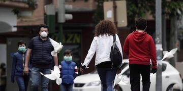 CÓRDOBA, 26/04/2020\u002E- Una familia pasea por Córdoba, este domingo