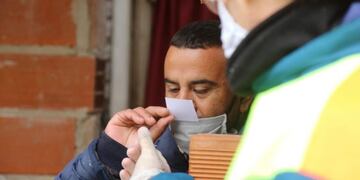Durante los operativos en los barrios, se realizan testeos olfativos para detectar casos sospechosos de Covid-19 (Municipalidad de La Plata)