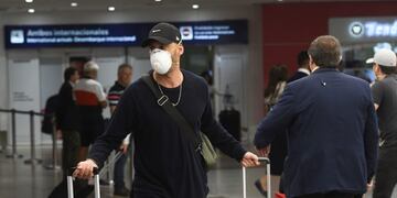 12/03/2020 Un turista con mascarilla en un aeropuerto de Argentina por el coronavirus\u002E POLITICA INTERNACIONAL Daniel Dabove/telam/dpa