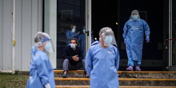 ACOMPAÑA CRÓNICA: ARGENTINA CORONAVIRUS AME1022\u002E BUENOS AIRES (ARGENTINA), 28/08/2020\u002E- Un paciente (2-i) con COVID-19 descansa durante su cuarentena junto a profesionales sanitarios en El Parque Tecnópolis, el 25 de agosto de 2020 en la provincia de Buenos Aires (Argentina)\u002E El Parque Tecnópolis nació en 2011 como sede de \