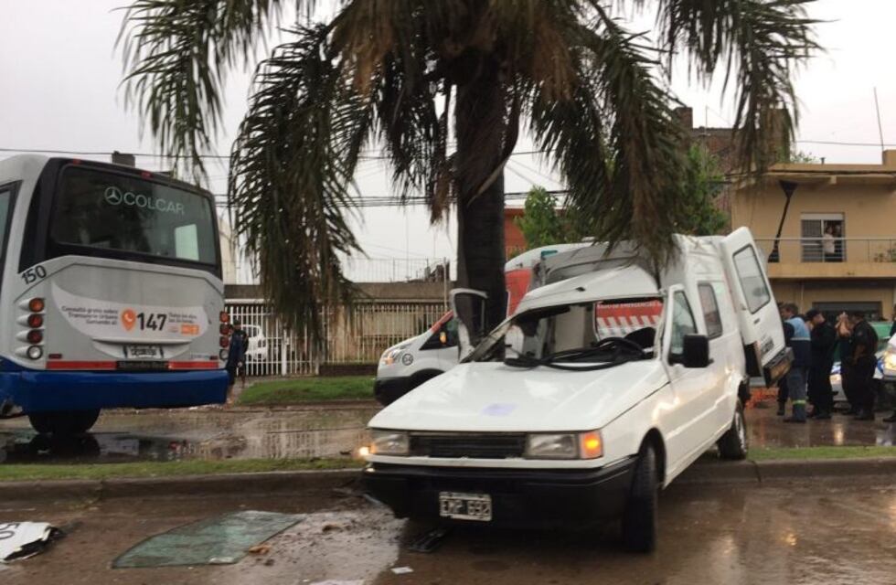 Violento choque entre un colectivo y dos utilitarios en la zona noroeste