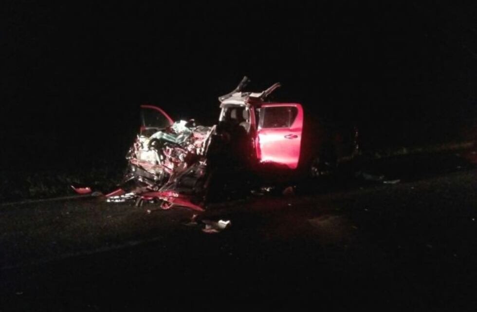 Choque frontal entre un camión y una pickup dejó una mujer fallecida