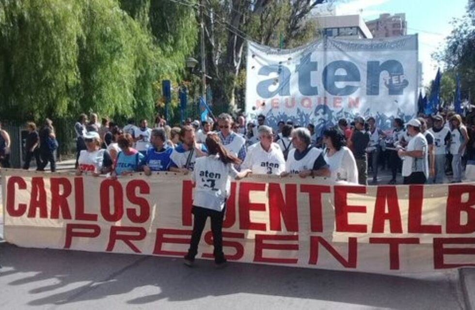 Los docentes marchan y recuerdan a Carlos Fuentealba a 11 años de su asesinato