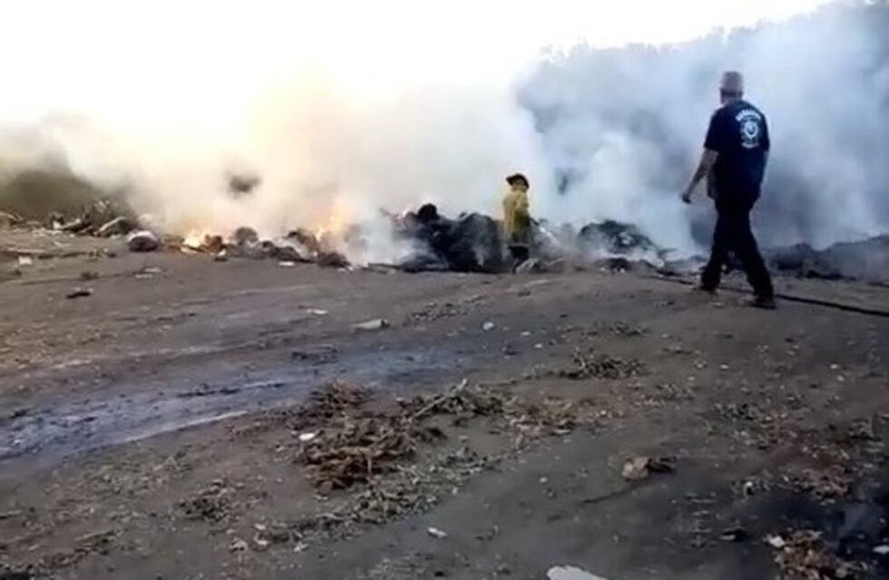 Se incendió el monte de La Emilia y desató otra vez la polémica por la basura