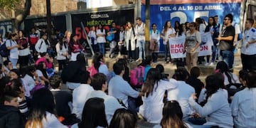 Alumnos que este lunes participaron de la sentada que realizó la comunidad educativa de la escuela Dr\u002E Bernardo Houssay, de la Ciudad de Mendoza\u002E