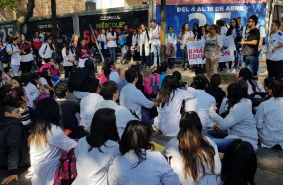 Alumnos defienden la escuela Houssay contra el cierre de cursos
