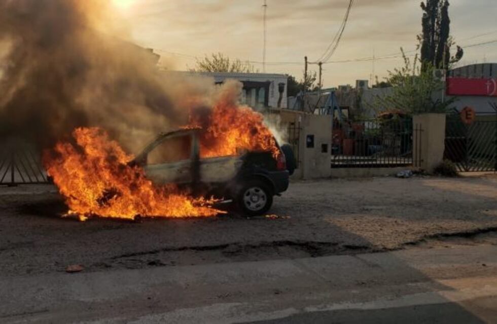 Se prendió fuego una camioneta en barrio Los Boulevares