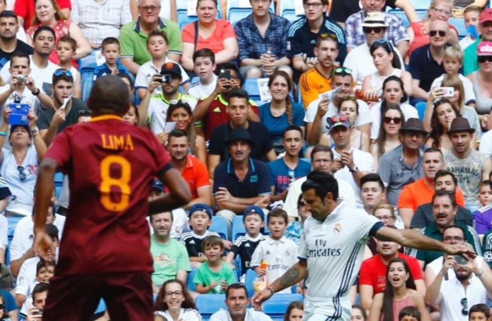 Está intacto: Golazo de Luis Figo de tiro libre en un partido a beneficio del Real Madrid