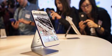 SAN FRANCISCO, CA - OCTOBER 04: Members of the media examine Google's Pixel phone during an event to introduce Google hardware products on October 4, 2016 in San Francisco, California. Google unveils new products including the Google Pixel Phone making a jump into the mobile device market.   Ramin Talaie/Getty Images/AFPn== FOR NEWSPAPERS, INTERNET, TELCOS & TELEVISION USE ONLY ==