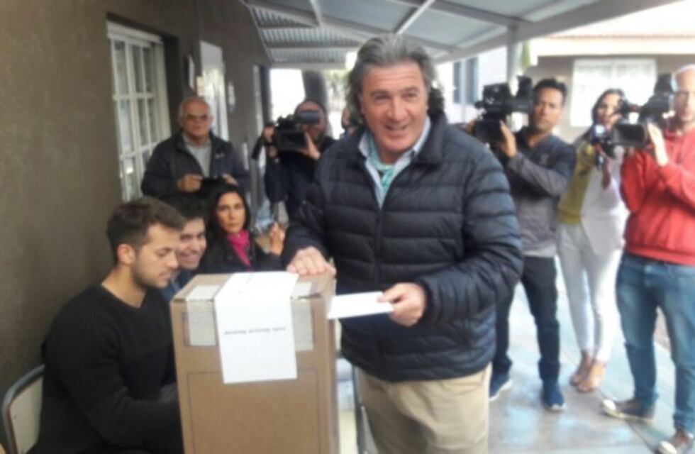 El candidato José Luis Ramón fue el primero en votar