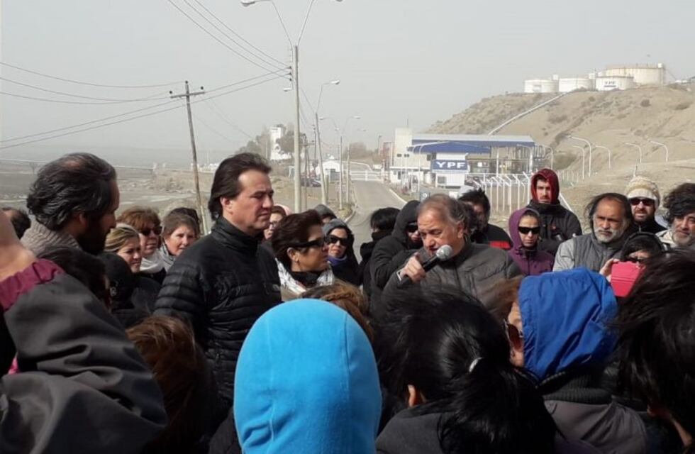 Linares y Juncos escucharon a los docentes en la toma de playa de tanques