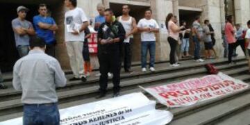 Padres que no pueden ver a sus hijos protestaron frente a Tribunales.