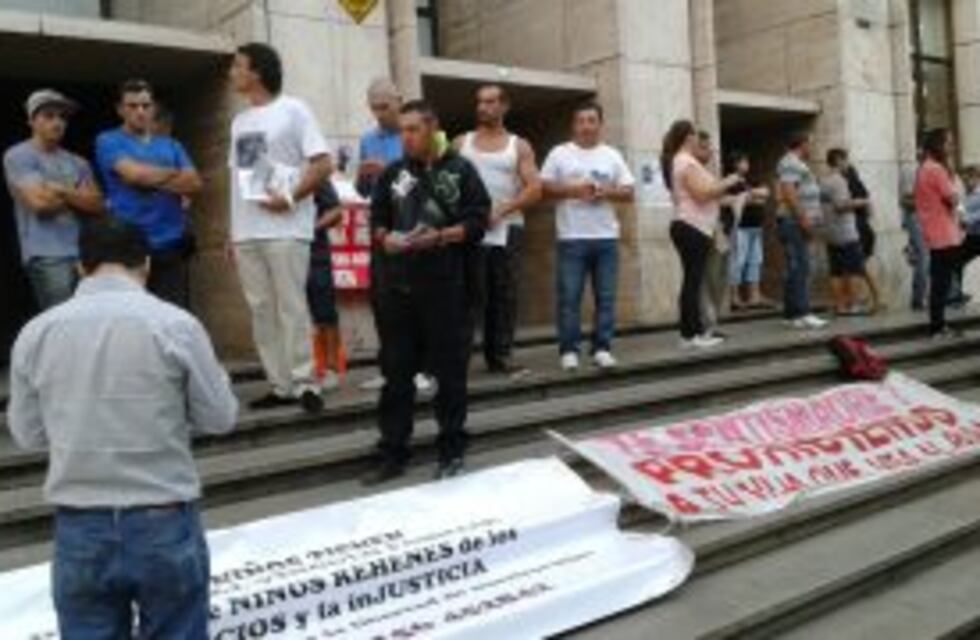 Padres que no pueden ver a sus hijos concentraron frente a Tribunales