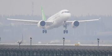 China's home-grown C919 passenger jet takes off from Pudong International Airport on its maiden flight in Shanghai on May 5, 2017\u002E\r\nThe first large made-in-China passenger plane took off on its maiden test flight on May 5, marking a key milestone on the country's ambitious journey to compete with the world's leading aircraft makers\u002E / AFP PHOTO / GREG BAKER china shanghai china presentacion de avion C919 industria aeronautica