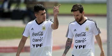 Cristian Pavón se quedó con la camiseta de Messi tras el amistoso con Barcelona\u002E Foto: AFP\u002E