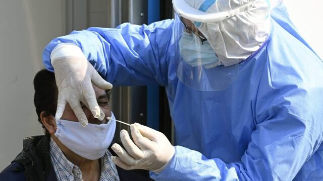 Hisopan a un hombre para determinar si tiene coronavirus (AFP)