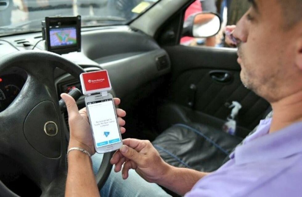 Ya se puede pagar el taxi con tarjeta de débito en 50 coches