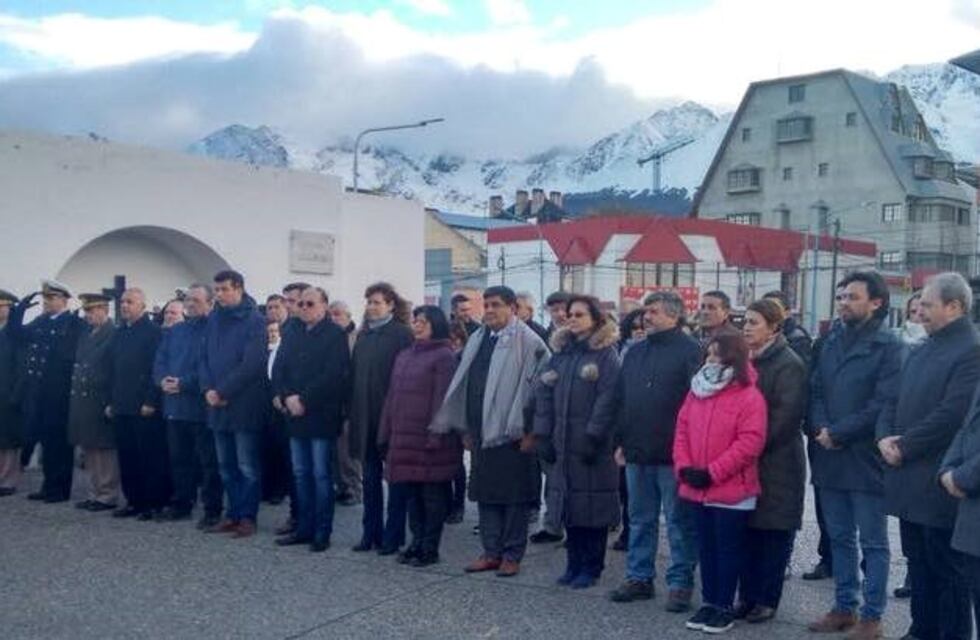 El Vicegobernador encabezó el homenaje a los fallecidos en la tragedia del Lear Jet