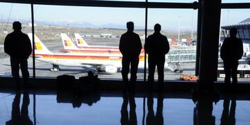espau00f1a paro de controladores aereos pasajeros esperan en el aeropuerto de barajas paros huelgas retrasos vuelos\r\n\r\nCommuters look out at grounded Iberia planes as they wait for flights at Madrid's Bajaras airport on December 4, 2010\u002E Spain's government declared a state of alert today over a wildcat strike by air traffic controllers, opening the way to criminal charges against strikers, the interior minister said\u002E Air France, KLM, Thai Airways and other major airlines cancelled all flights from Madrid-Barajas airport, a panel at the airport announced\u002E AFP PHOTO / DOMINIQUE FAGET\r\nthe interior minister said\u002E Striking air traffic controllers began returning to work today, re-opening skies over more than half of Spain although flights had yet to resume AFP PHOTO/ LLUIS GENE \r\n espau00f1a madrid espau00f1a paro de controladores aereos pasajeros esperan en el aeropuerto de barajas paros huelgas