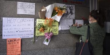 En la emisora de calle Alvear, muchos oyentes y admiradores dejaron su despedida al conductor más seguido\u002E