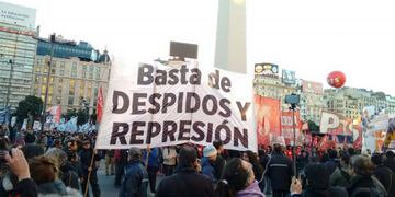 DYN29, BUENOS AIRES 18/07/2017, ORGANIZACIONES POLÍTICAS, SOCIALES, SINDICALES, ESTUDIANTILES Y DE DDHH, REALIZARÁN UNA JORNADA DE LUCHA Y MOVILIZACIÓN MULTISECTORIAL DESDE EL OBELISCO AL MINISTERIO DE TRABAJO PARA REPUDIAR LA REPRESIÓN EN EL DESALOJO DE LA FÁBRICA PEPSICO Y EN RECLAMO DE LA REINCORPORACIÓN DE LOS DESPEDIDOS\u002EFOTO:DYN/TONY GOMEZ\u002E