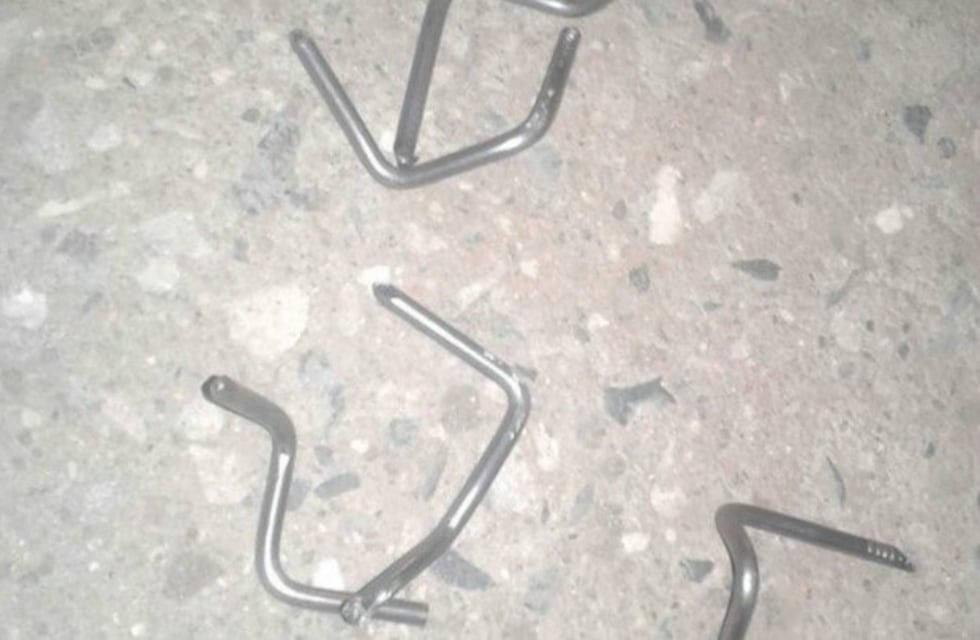 Arrojaron "clavos miguelito" a un colectivo del sistema de emergencia