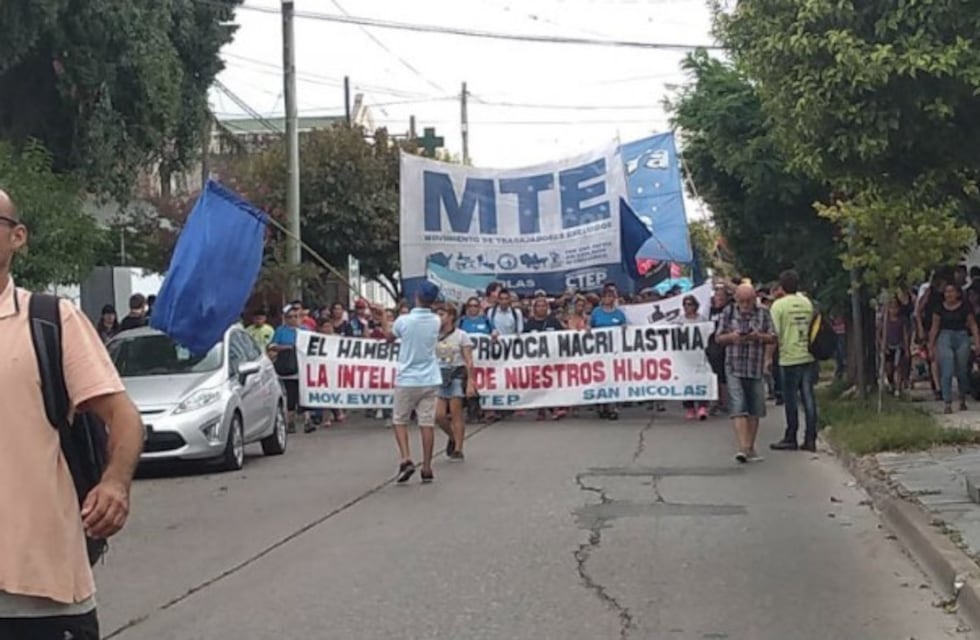 Gremios y organizaciones sociales marcharon contra "el ajuste y el hambre"