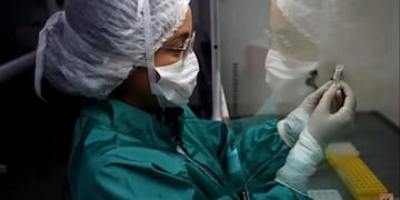 Laboratorista analiza test en busca de Covid-19 en Jujuy