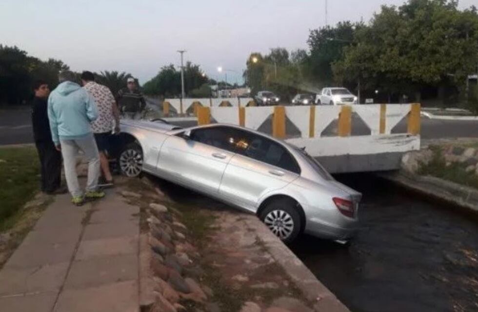 Conducía ebrio y "estacionó" su Mercedes Benz dentro de un canal