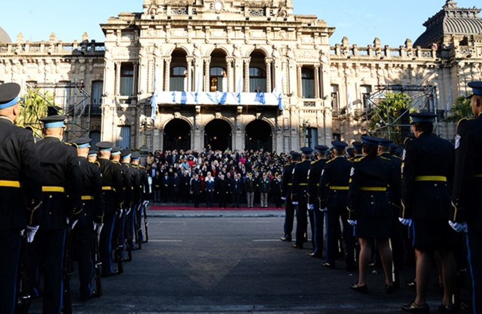 Se realizó el acto por el Día de la Bandera en Plaza Independencia