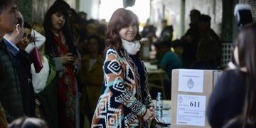 Votó Cristina Kirchner y por la tarde volará a Buenos Aires para esperar el resultado de las elecciones (Foto: Clarín)
