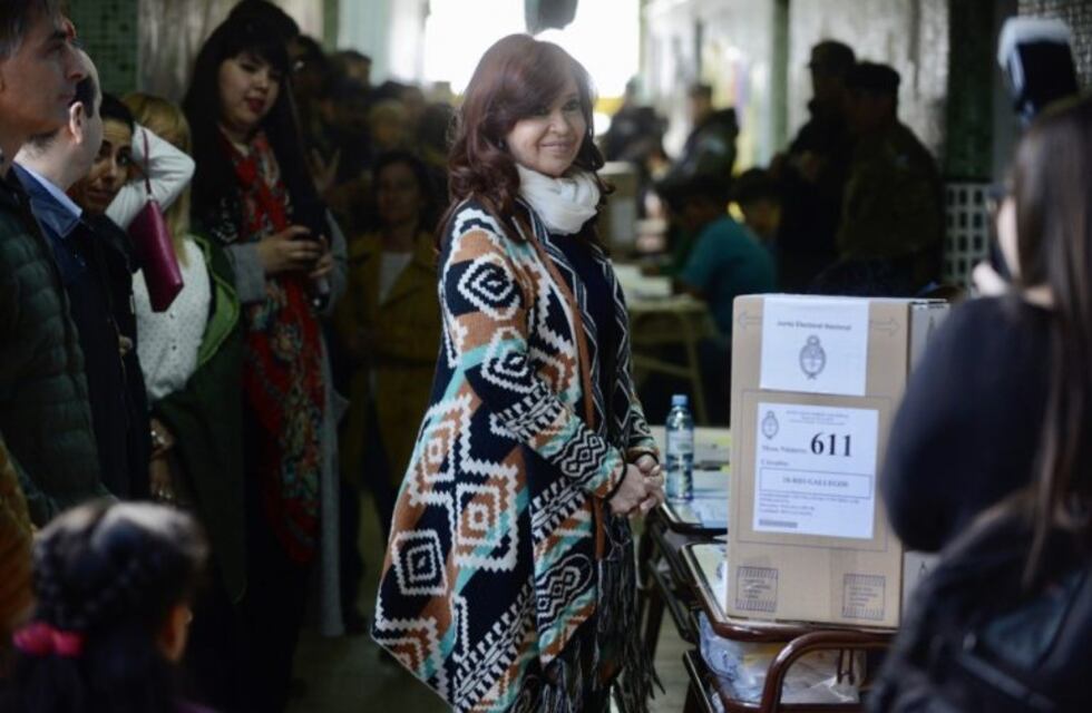 Votó Cristina Kirchner y por la tarde volará a Buenos Aires para esperar el resultado de las elecciones