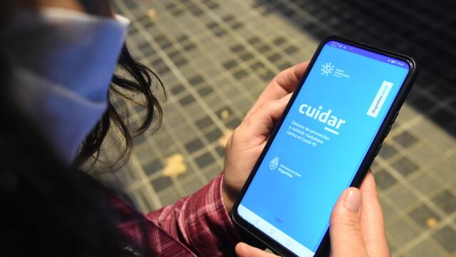 El Gobierno recomienda usar la app cuidAR (Foto: Nicolás Ríos / Los Andes)