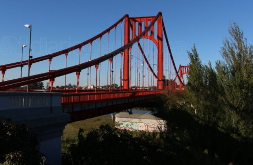 Un hombre que escalaba el puente Colgante fue rescatado por personal policial