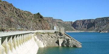 Una mujer de 30 años falleció ahogada tras introducirse al embalse El Carrizal, junto a su sobrino, y caer en un pozo del que no pudo salir.