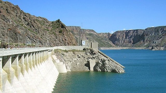 Una mujer de 30 años falleció ahogada tras introducirse al embalse El Carrizal, junto a su sobrino, y caer en un pozo del que no pudo salir.