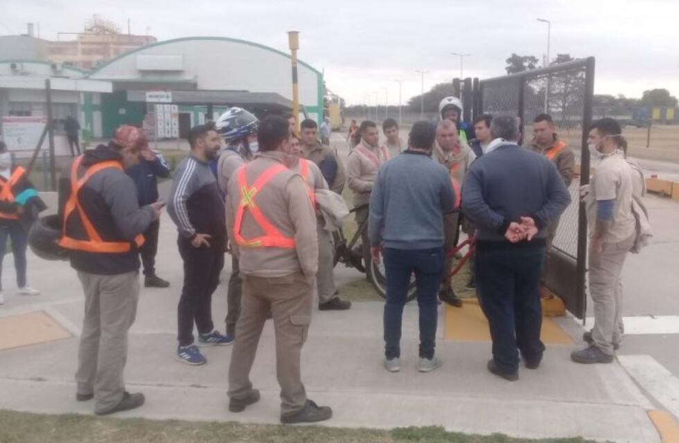 STIA Arroyito manifestó frente a la portería de Dulcor
