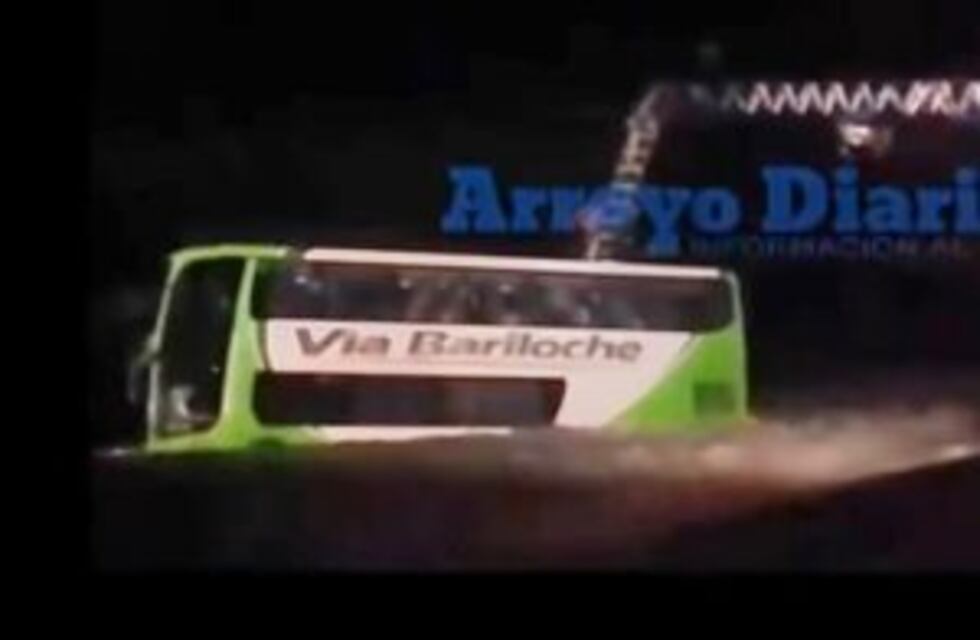 Dramático rescate de los pasajeros de dos colectivos arrastrados por la corriente