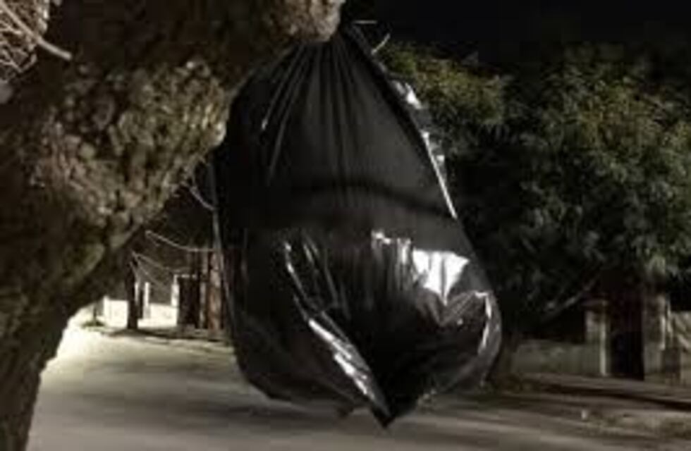 Estaba sacando la basura cuando fue baleado por ladrones que huían de un robo