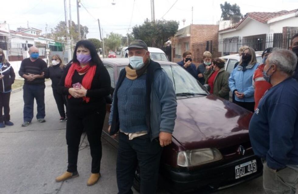 Un gesto que emocionó a todos: le quemaron su auto y los vecinos le compraron uno