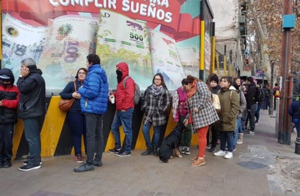 Venden libros por $2 y ya hay una cuadra y media de cola