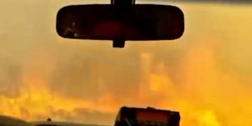 Bomberos y su escape de las llamas en Villa Giardino\u002E (Foto: captura / video Traslasierra Noticias)\u002E