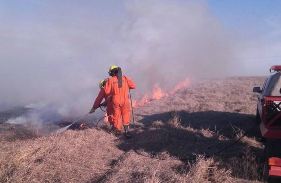 Combaten incendios en La Calera y Las Varillas