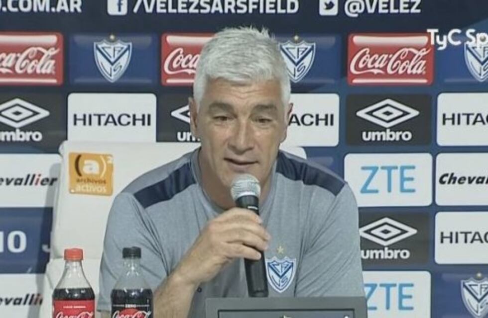 De Felippe no es más DT de Vélez por un asqueroso motivo: "Me voy porque un estúpido me escupió"