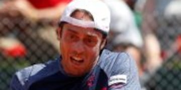 BAS012. BUENOS AIRES (ARGENTINA), 03/02/2017.- El jugador italiano de Copa Davis Paolo Lorenzi en acciu00f3n ante el argentino Guido Pella hoy, viernes 3 de febrero de 2017, durante un partido de tenis por la Copa Davis entre el equipo de Argentina y el de It